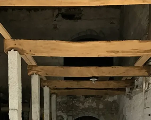 Aérogommage de vieilles poutres en bois : résultat après les travaux Aérogommage de vieilles poutres en bois : résultat après les travaux