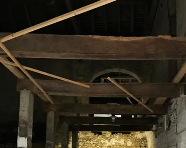 Aérogommage de vieilles poutres en bois : état avant les travaux