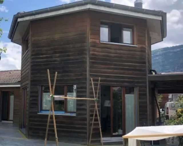 Gommage et sablage d'une maison en bois à Lancy : état avant les travaux