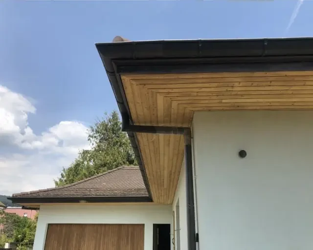 Gommage & Sablage (Neuchâtel) des façade d'un avant-toit en bois : résultat après les travaux Gommage & Sablage (Neuchâtel) des façade d'un avant-toit en bois : résultat après les travaux