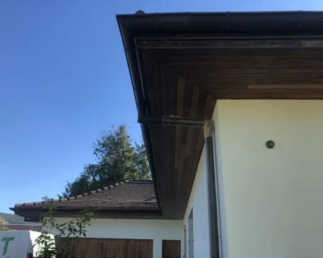 Gommage & Sablage (Neuchâtel) des façade d'un avant-toit en bois : état avant les travaux