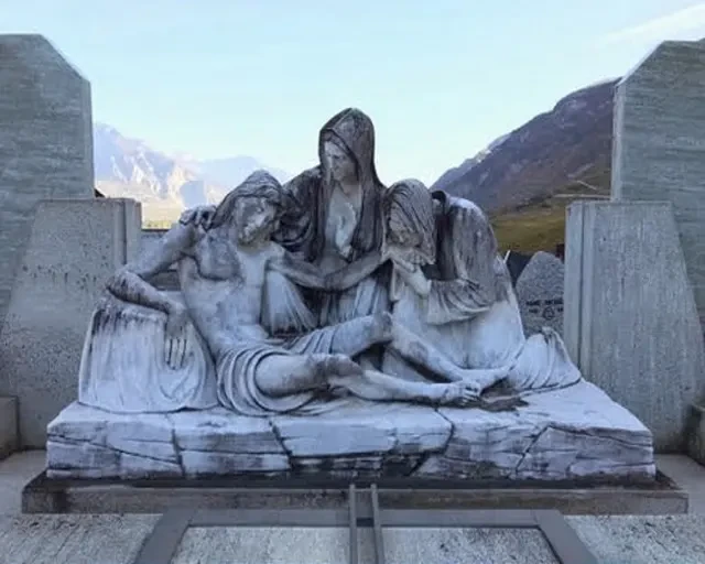 Gommage & Sablage (Valais ) d'une statue en marbre à 1907 Saxon : état avant les travaux