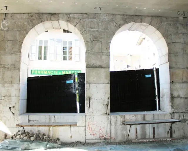 Gommage & Sablage (Vaud ) des Halles historique en calcaire à 1170 Aubonne : état avant les travaux