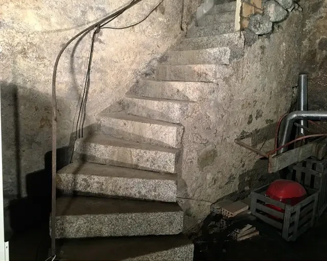 Gommage & Sablage (Vaud ) d'un escalier en granit à 1095 Lutry : état avant les travaux