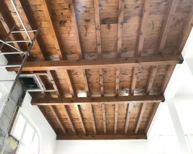Sablage & Gommage (Vaud) d'un plafond en bois : état avant les travaux