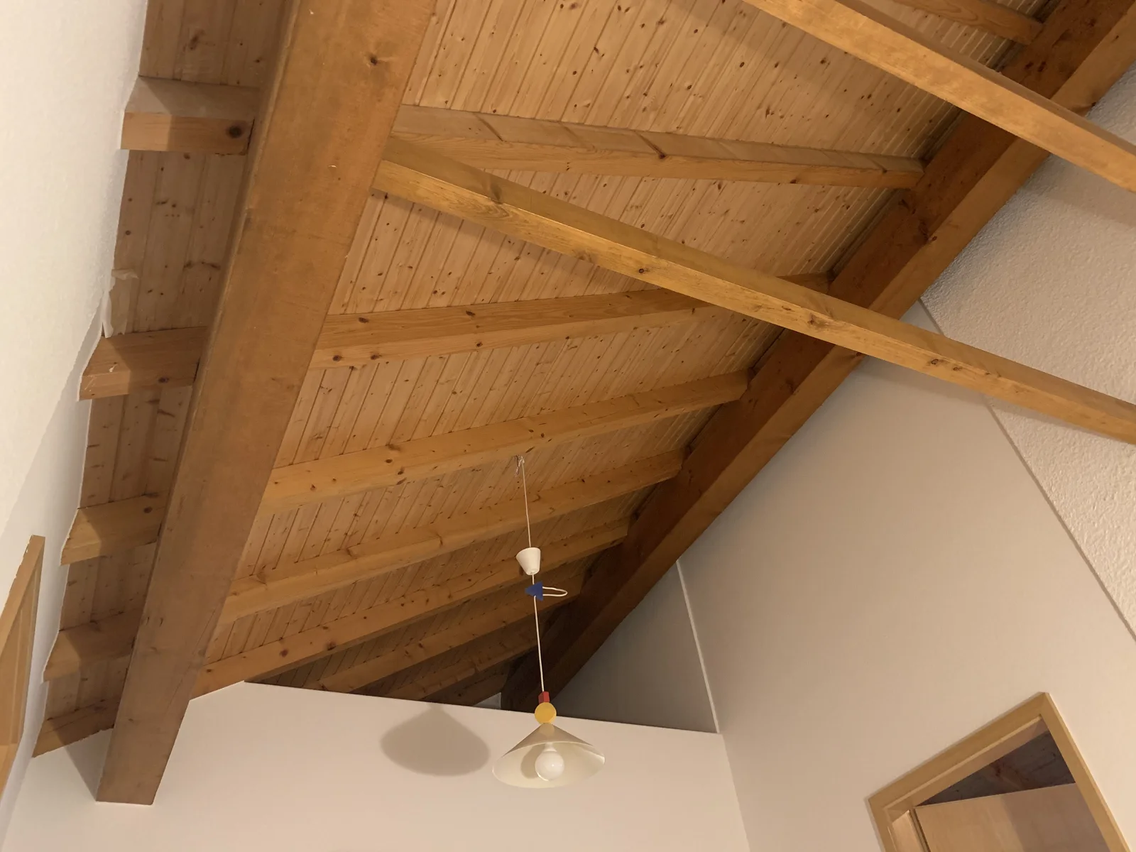 Aérogommage (Vaud) des plafonds en bois : état avant les travaux