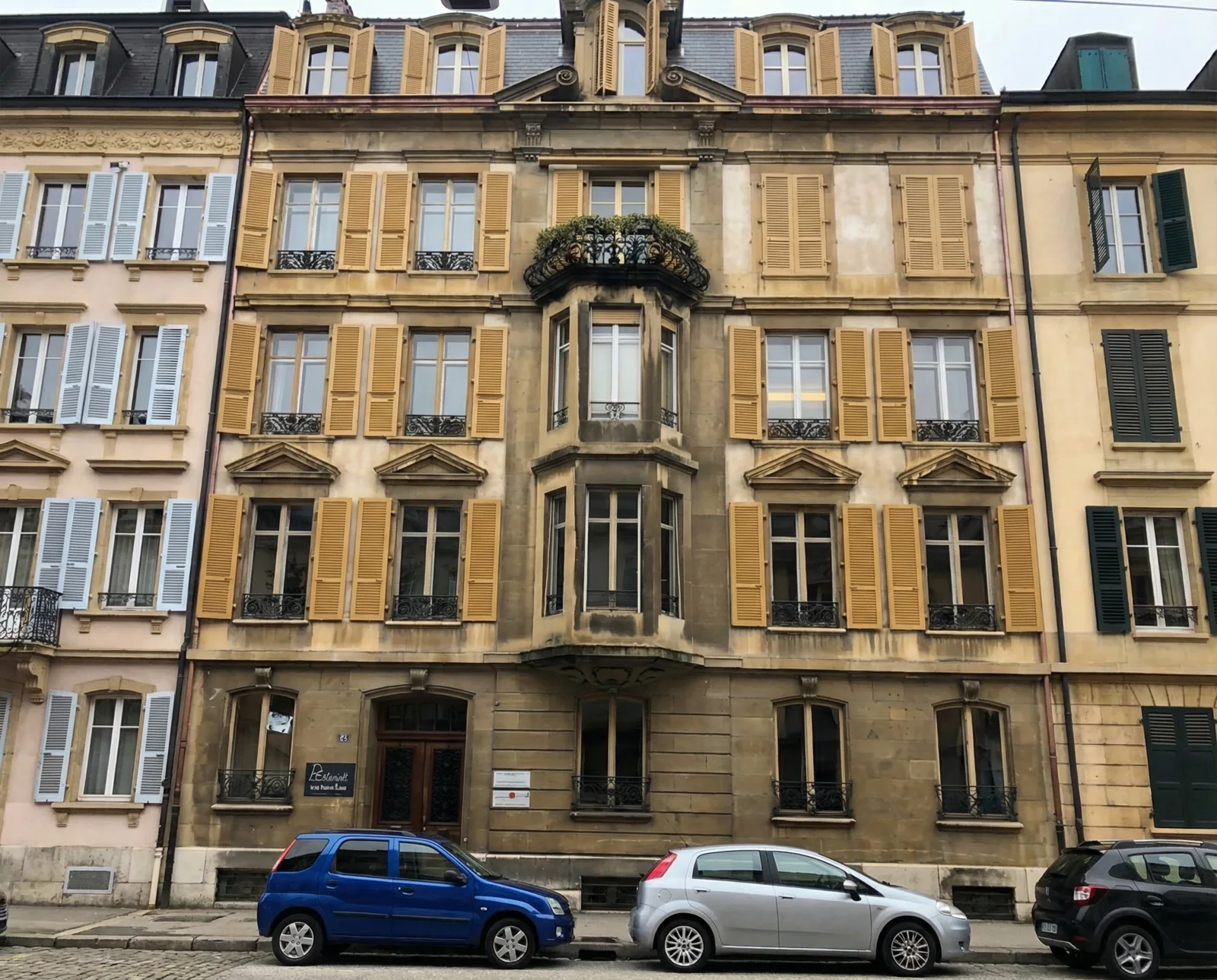 Microgommage & Sablage (Neuchâtel ) d'un bâtiment classé en pierre d'hauterive à 2000 Neuchâtel : état avant les travaux