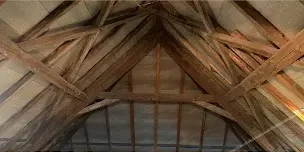 Nettoyage et décapage de cette belle charpente en bois dans le Canton de Vaud à Lutry : état avant les travaux