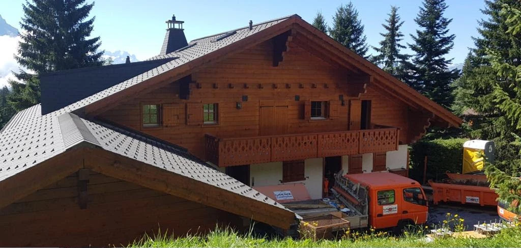 Rénovation d'un chalet en sapin à Villars-sur-Ollon : L'art du décapage par DST Décap : état avant les travaux