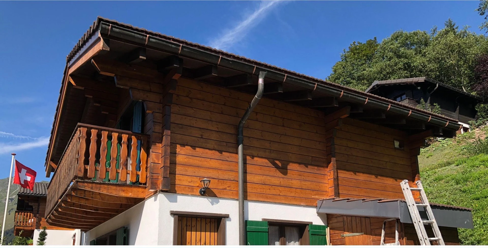 Rénovation de chalet à Troistorrents : Pourquoi l'aérogommage surpasse le sablage traditionnel : état avant les travaux