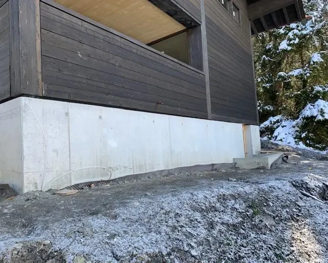Sablage béton (Vaud) des soubassement d'un chalet 1865 Les Diablerets : état avant les travaux