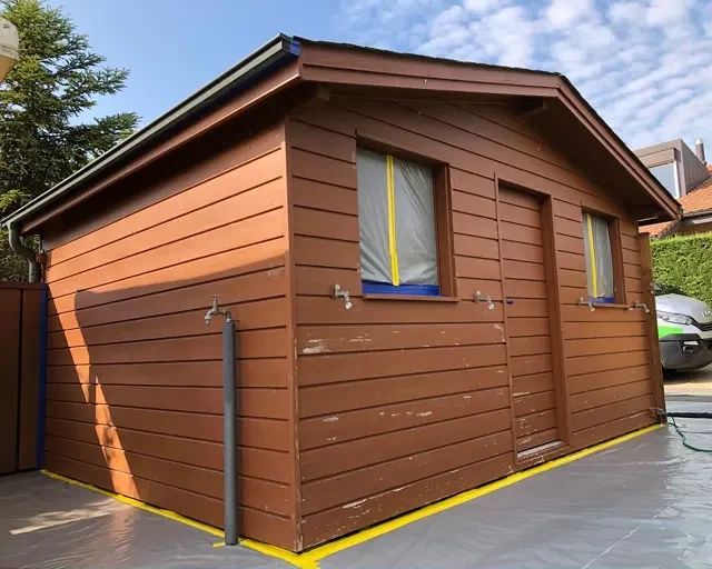 Sablage et aérogommage d'un cabanon de jardin : état avant les travaux (1)