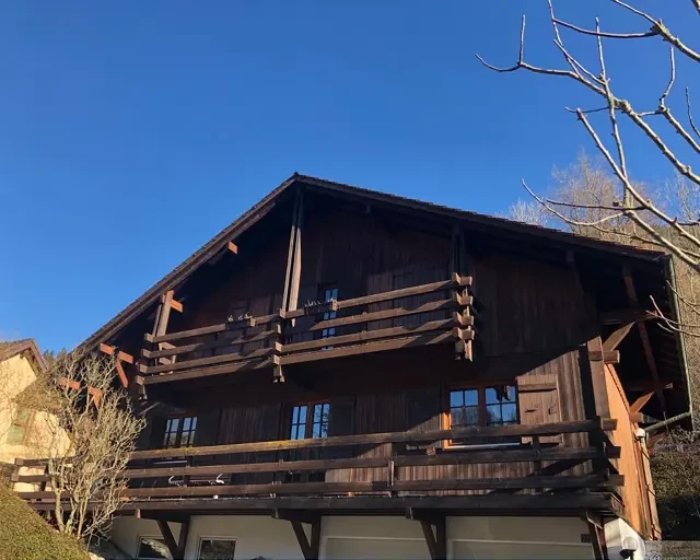Sablage d'un chalet en bois dans le canton de Neuchâtel : état avant les travaux