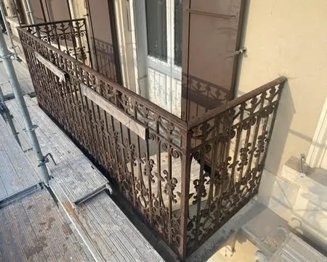 Sablage de 32 barrières de balcons en métal (Vaud ) à 1000 Lausanne : état avant les travaux