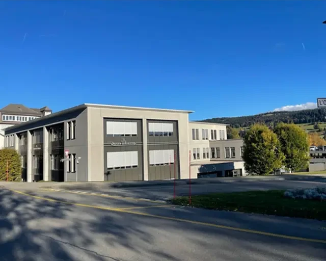 Sablage des murs en béton (Vaud) d'un bâtiments de 2'400 m2 à 1347 Le Sentier : résultat après les travaux Sablage des murs en béton (Vaud) d'un bâtiments de 2'400 m2 à 1347 Le Sentier : résultat après les travaux