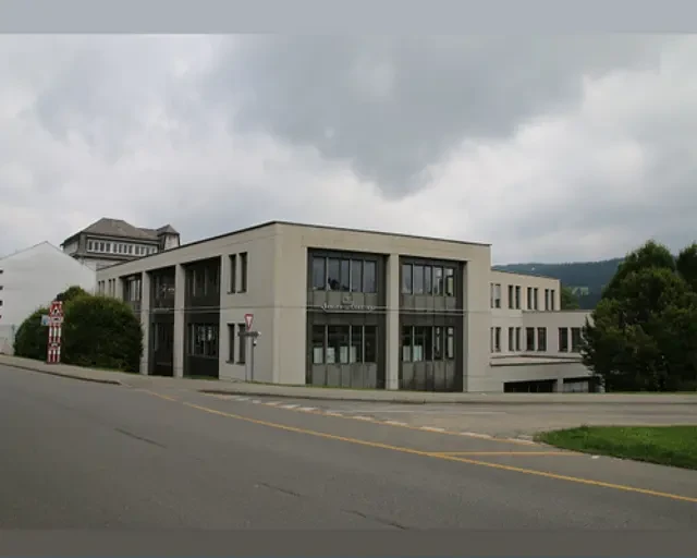 Sablage des murs en béton  (Vaud) d'un bâtiments de 2'400 m2 à 1347 Le Sentier : état avant les travaux