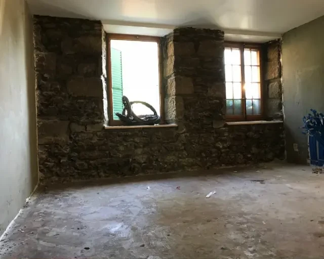Sablage et nettoyage mur en pierre d'un restaurant : état avant les travaux