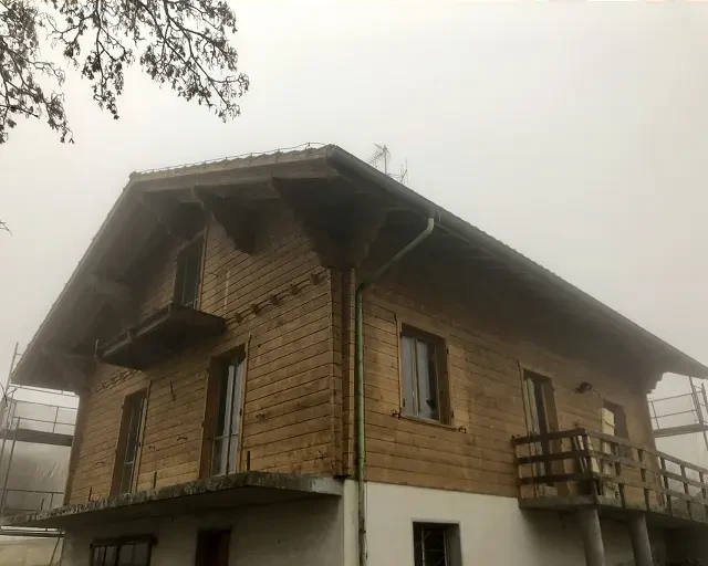 Sablage & Gommage (Neuchâtel) d'un chalet en bois : résultat après les travaux Sablage & Gommage (Neuchâtel) d'un chalet en bois : résultat après les travaux