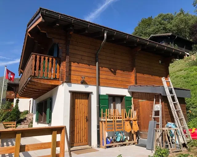 Sablage & Gommage (Valais) d'un chalet en bois : état avant les travaux