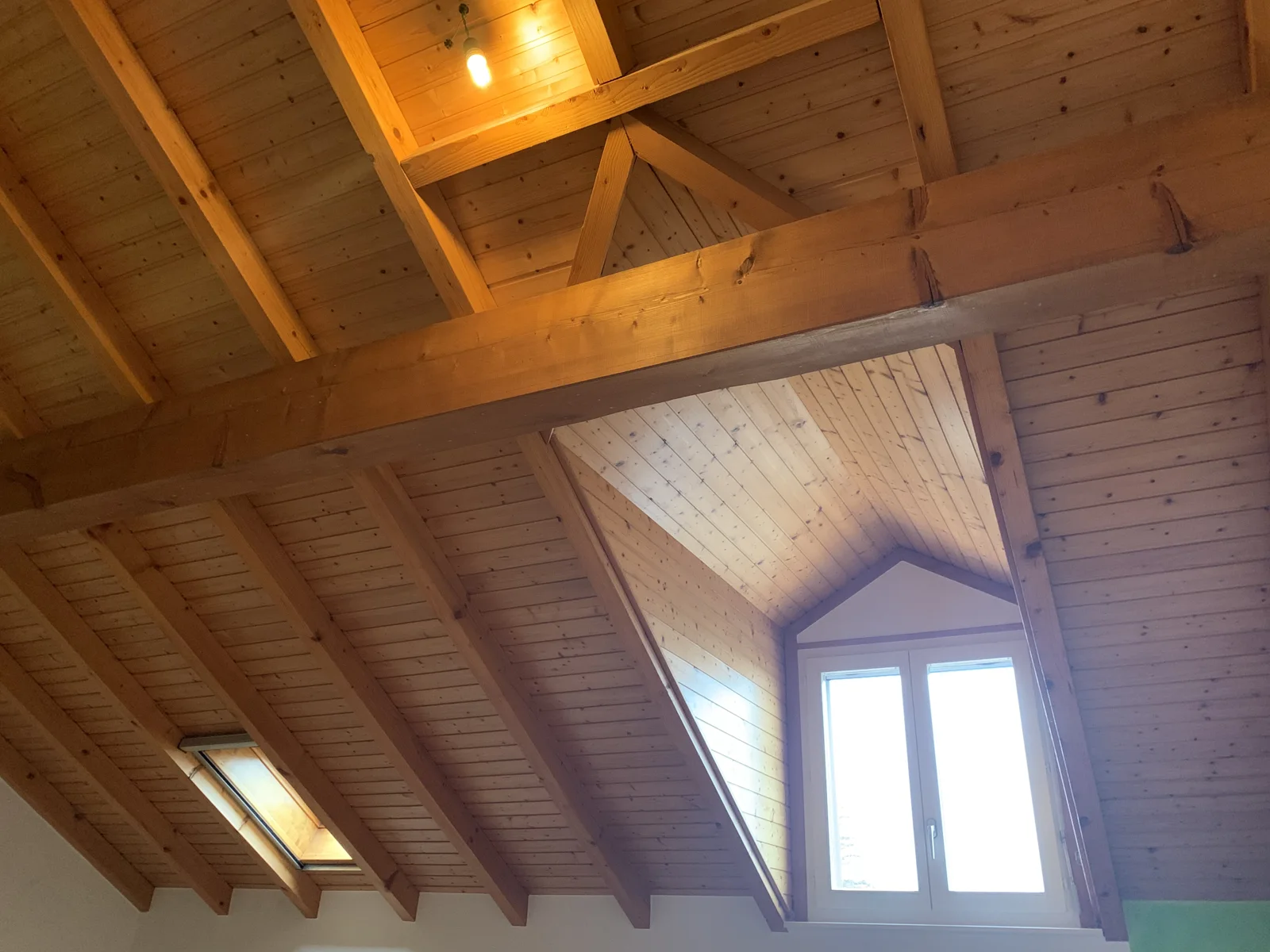 Sablage & Gommage (Vaud) des lambris et poutres en sapin : état avant les travaux