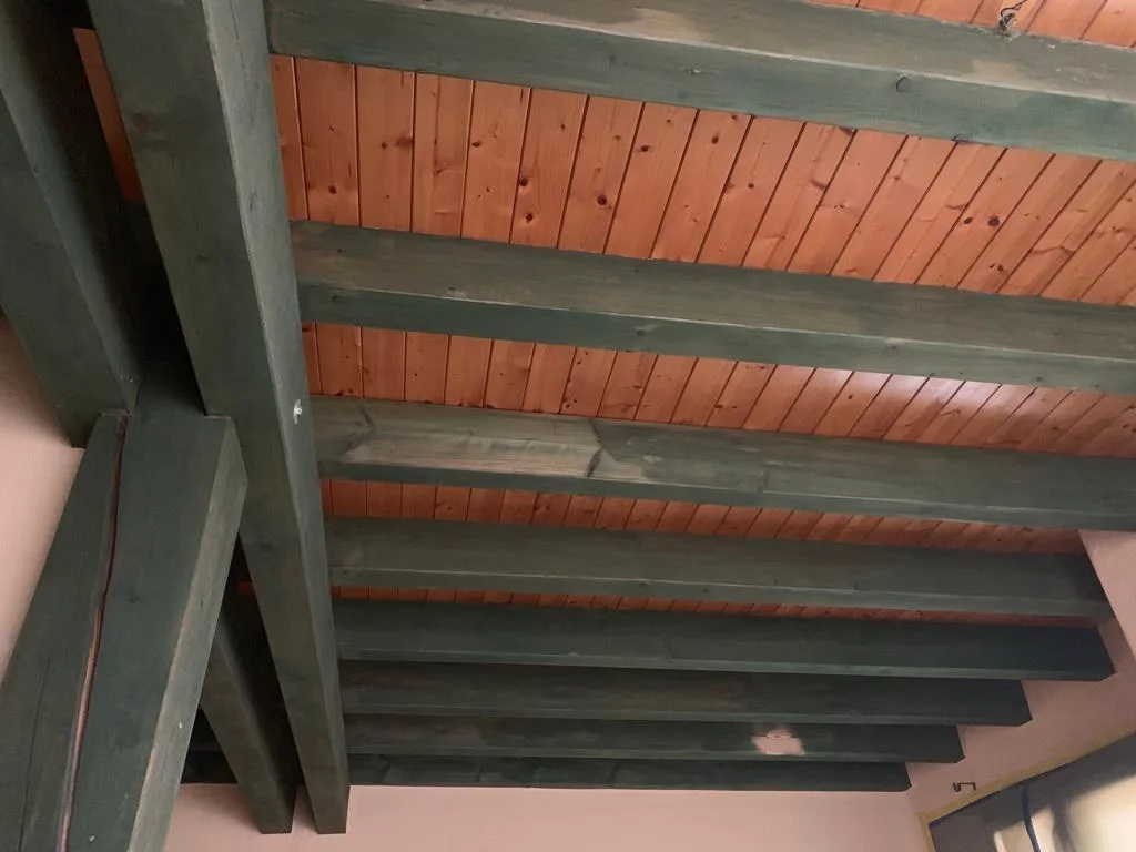 Gommage & Sablage (Vaud ) d'un plafond en bois : état avant les travaux