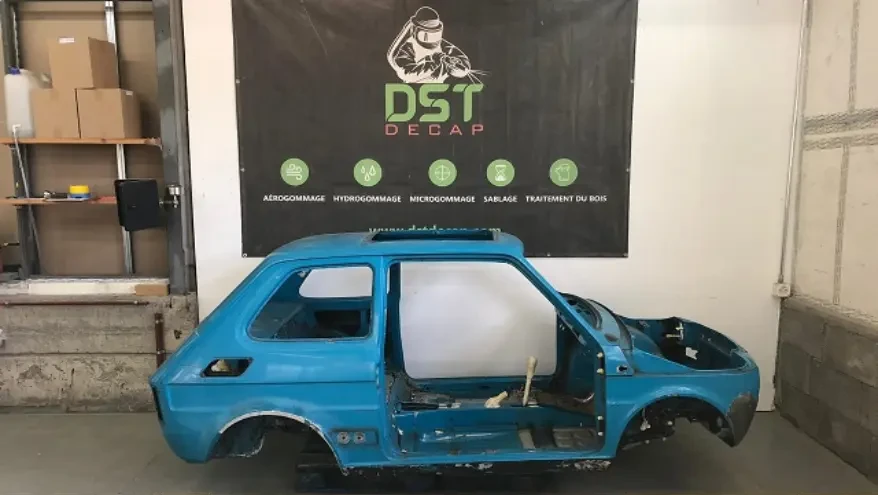 Sablage d'une voiture en métal dans notre atelier de sablage : état avant les travaux