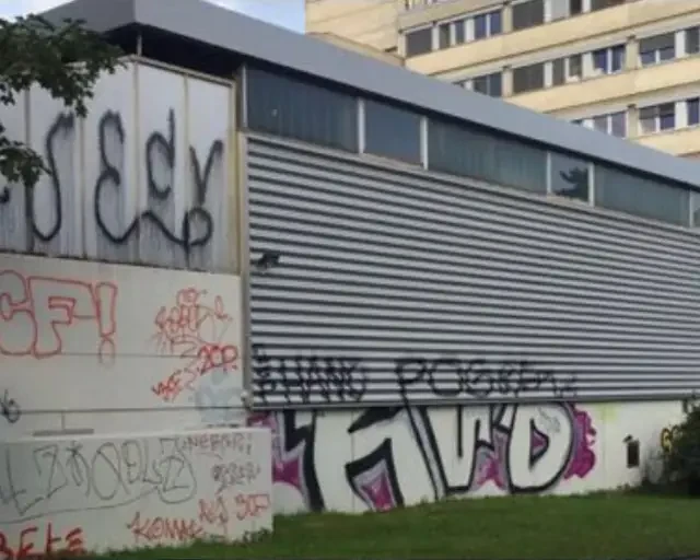 Suppression de graffitis : état avant les travaux