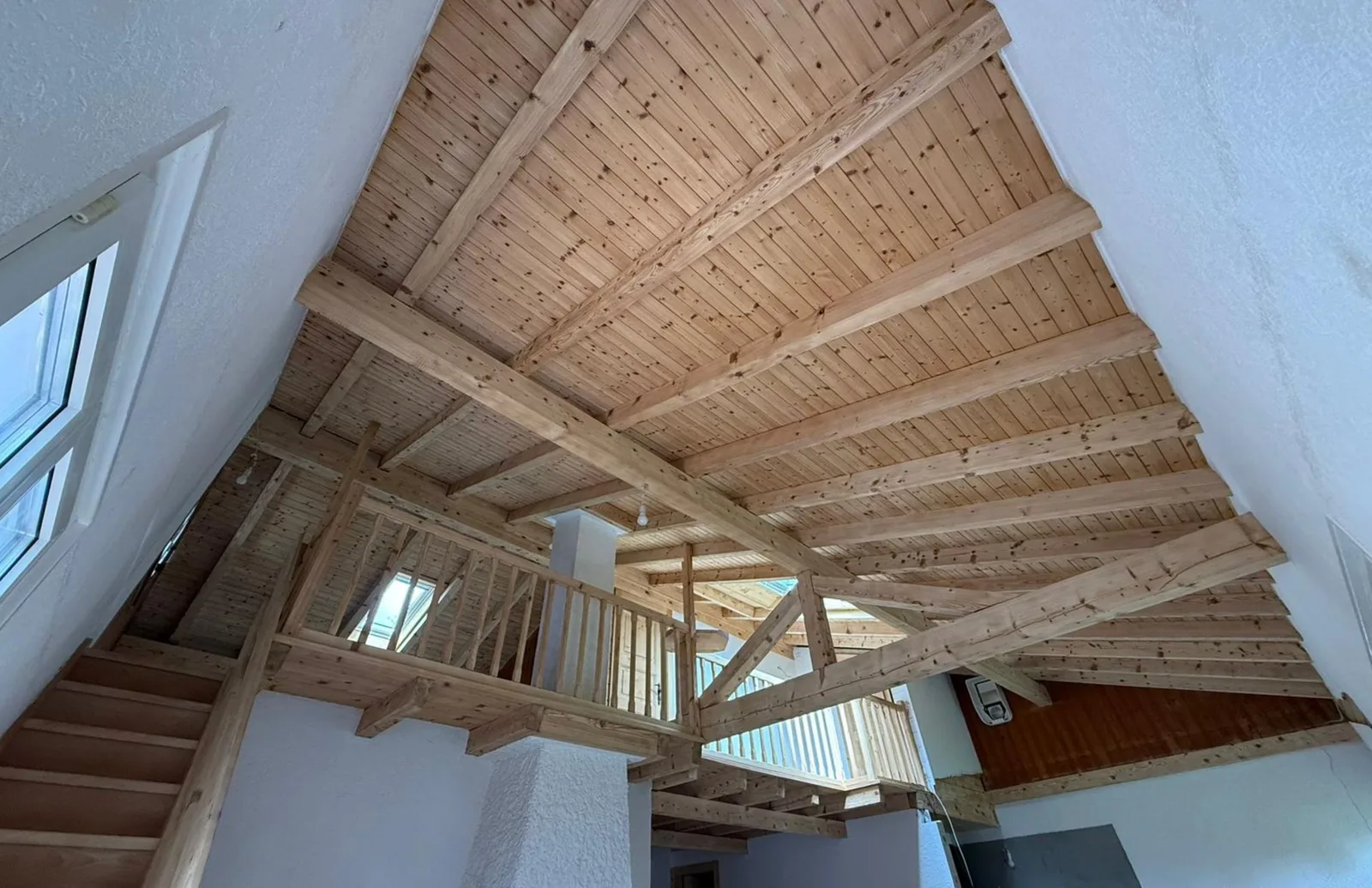 Aérogommage d'une charpente, d'un escalier et de plafonds en bois à Longirod : résultat après les travaux (2)