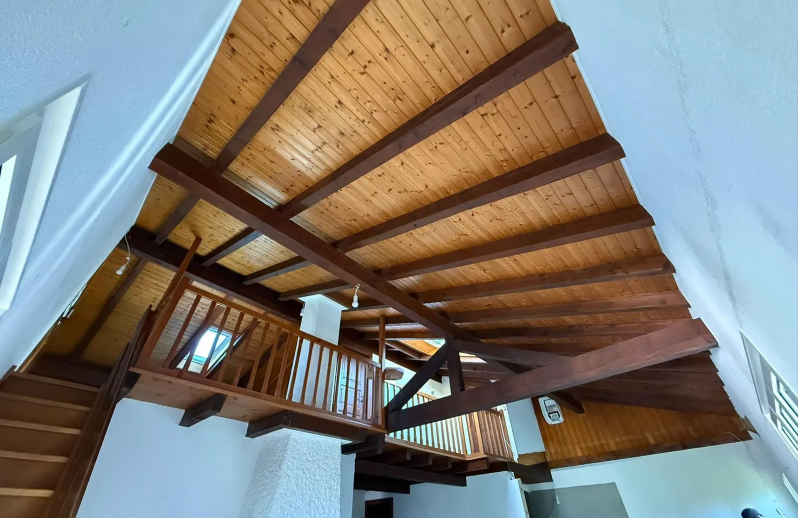 Aérogommage d'une charpente, d'un escalier et de plafonds en bois à Longirod : état avant les travaux (2)