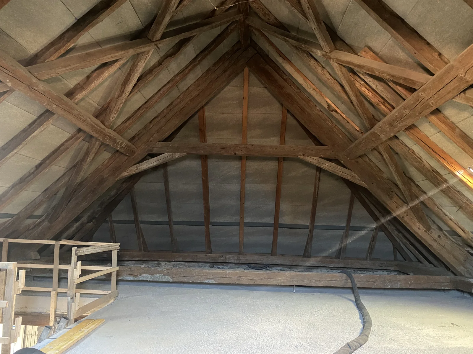Nettoyage et décapage de cette belle charpente en bois dans le Canton de Vaud à Lutry, photo 3