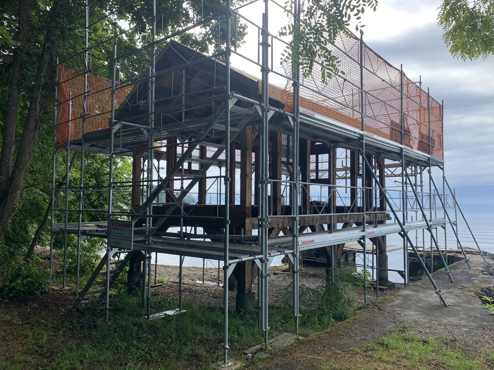 Microgommage d'un ponton en bois classé à Buchillon (VD)
